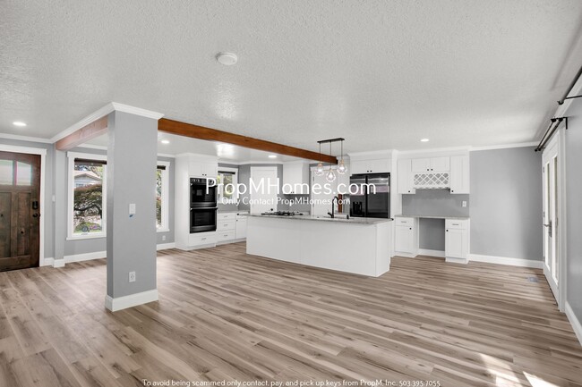 Foto del edificio - Beautifully Updated Four Bedroom Home in W...