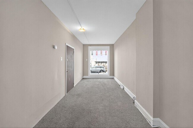 Building Photo - 827 N 10th St