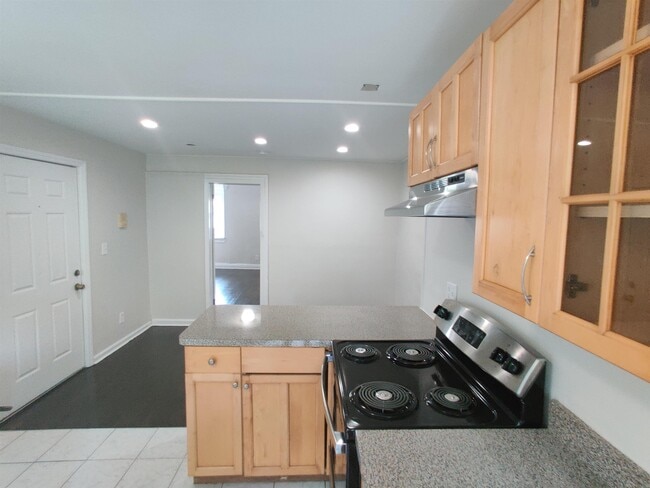 Building Photo - 826 Grand St