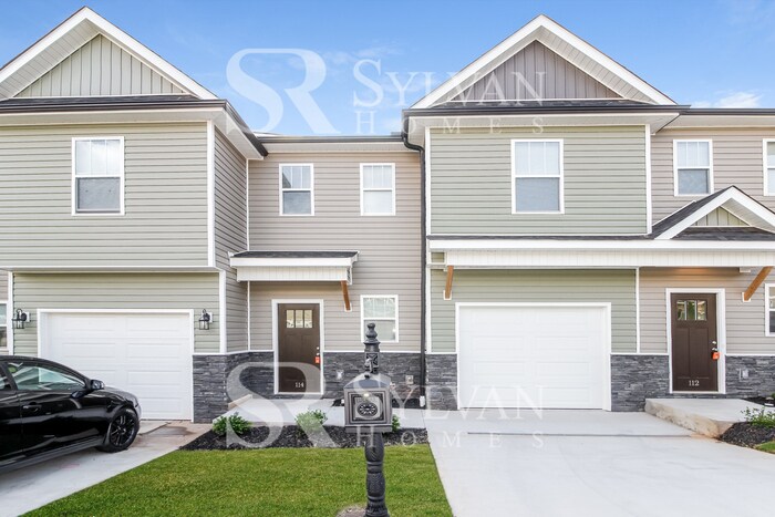Foto principal - Enjoy living the good life in this 3 bedro...