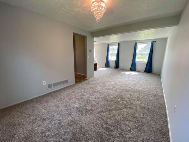 Building Photo - 3 br, 1.5 bath House - 10 Quail Hill Rd