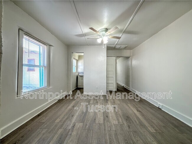 Building Photo - 517 S Main Ave