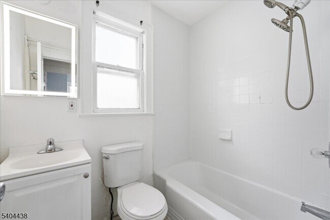 Foto del edificio - 102 Highland Ave