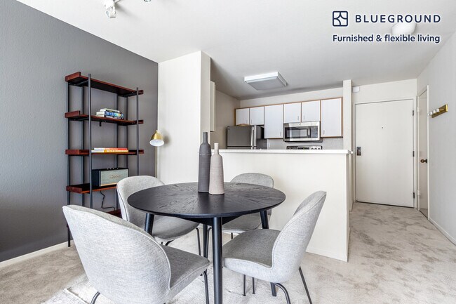 Foto del edificio - 2 Bayside Village Pl