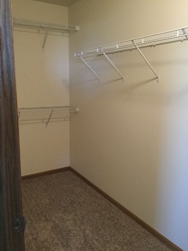 Building Photo - 5 Bedroom Home