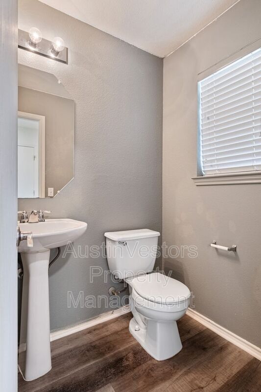 Building Photo - 104 Pond Way