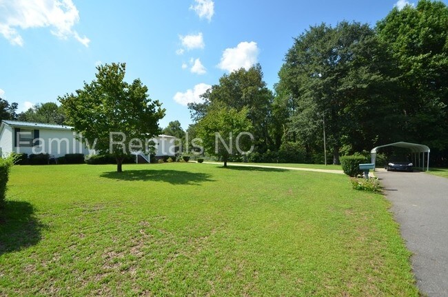 Foto del edificio - Great home on 8+ acres Cape Fear High