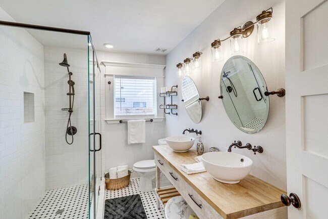 Building Photo - 1406 Edwards St