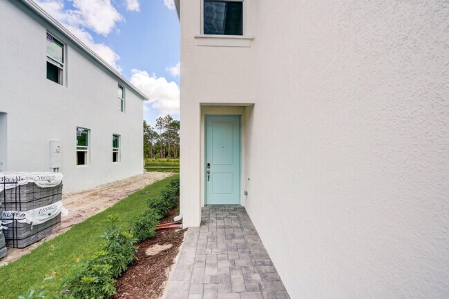 Building Photo - 5728 SE Edgewater Cir