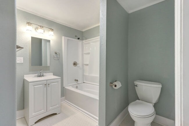 Building Photo - Renovated single family, fenced yard, close to Historic District/SCAD