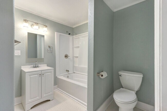 Foto del edificio - Renovated single family, fenced yard, close to Historic District/SCAD