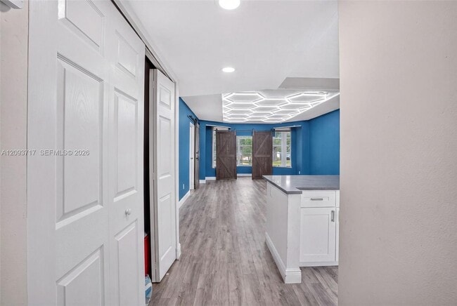 Foto del edificio - 8390 Sands Point Blvd