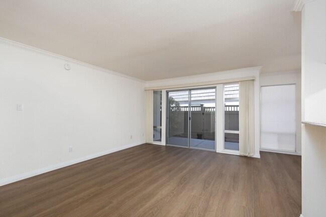 Foto del edificio - 1 bedroom unity in luxury guard gated community near the Strip