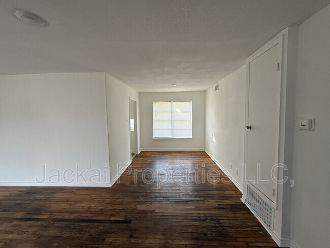 Foto del edificio - 15 MacArthur Dr