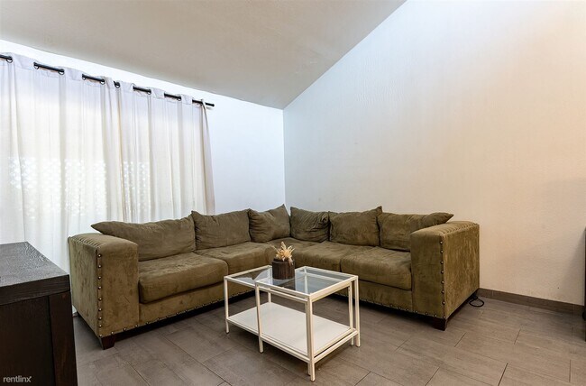 Building Photo - 2 br, 2 bath Townhome - 406 East Washingto...