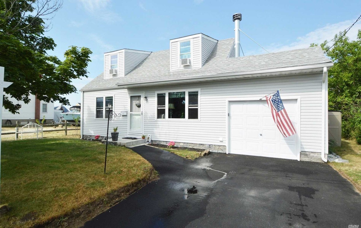 10 Midway St, Babylon, NY 11702 House Rental in Babylon, NY