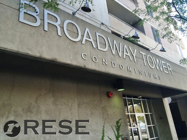 Building Photo - Stunning Condo in Heart of SLC