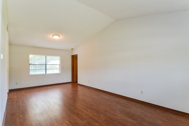 Foto del edificio - 715 Gilda Dr