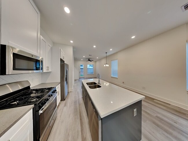Building Photo - 223 Oriole St