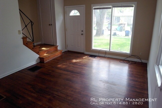 Building Photo - Spacious 3 bedroom 1 bathroom duplex