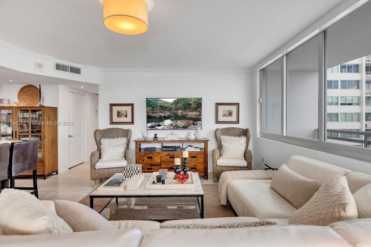 Foto del edificio - 7135 Collins Ave