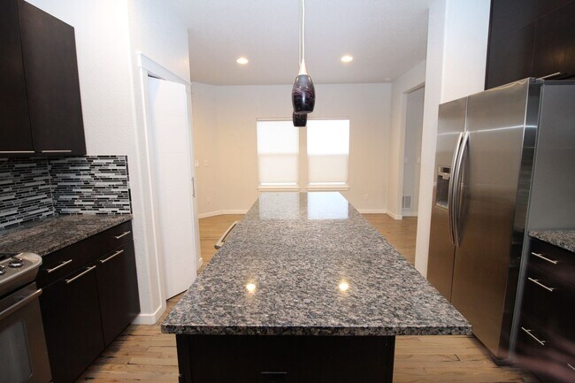 Building Photo - Fantastic Gold Hill mesa 3bdrm Home with P...