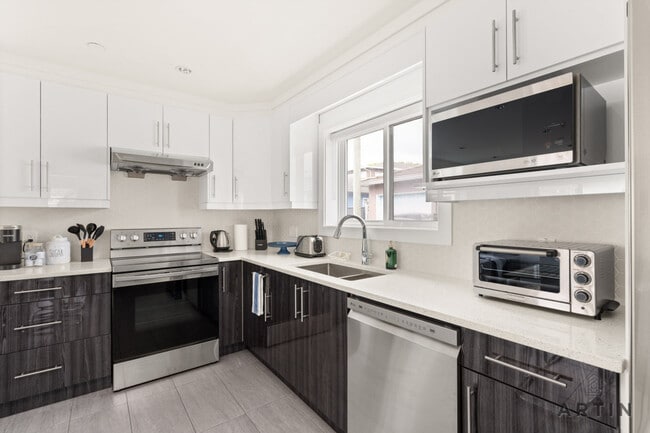 Building Photo - 1061 E 59th Ave