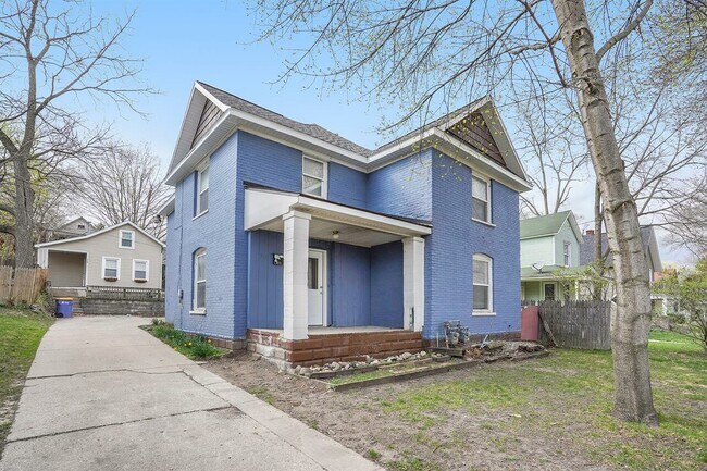 Building Photo - 711 Clancy Ave NE