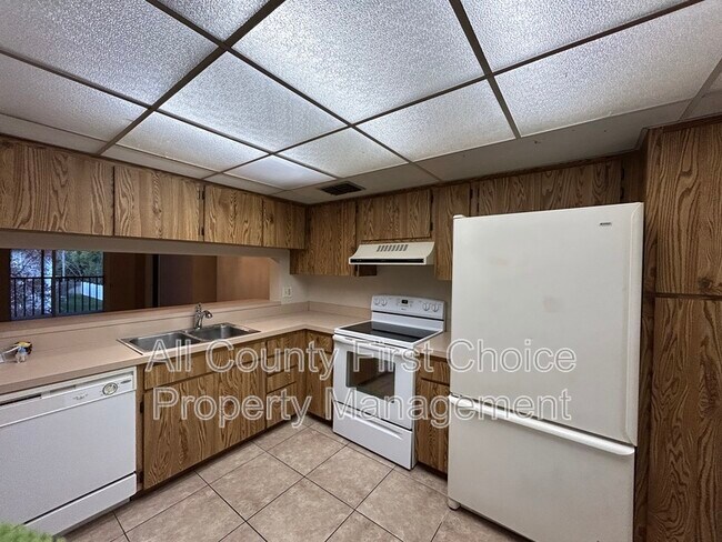 Building Photo - 5265 E Bay Dr