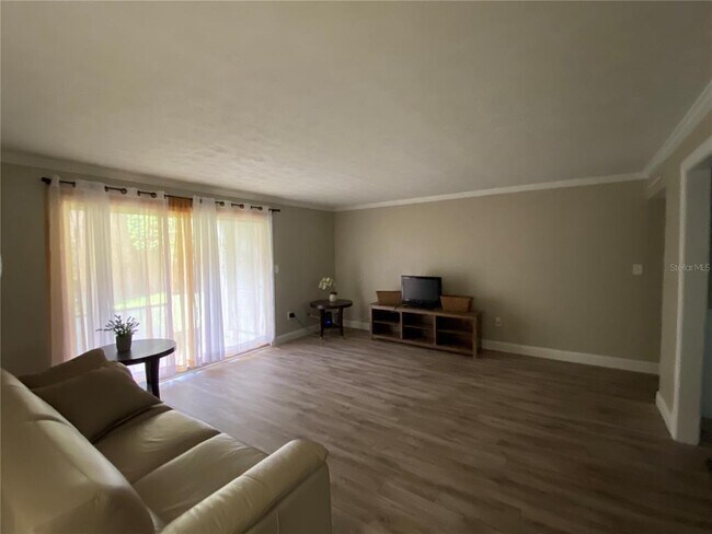 Foto del edificio - 4318 Lake Underhill Rd