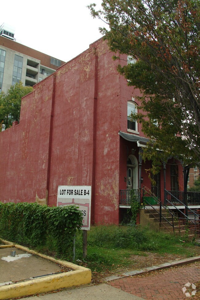 Building Photo - 307 W Grace St