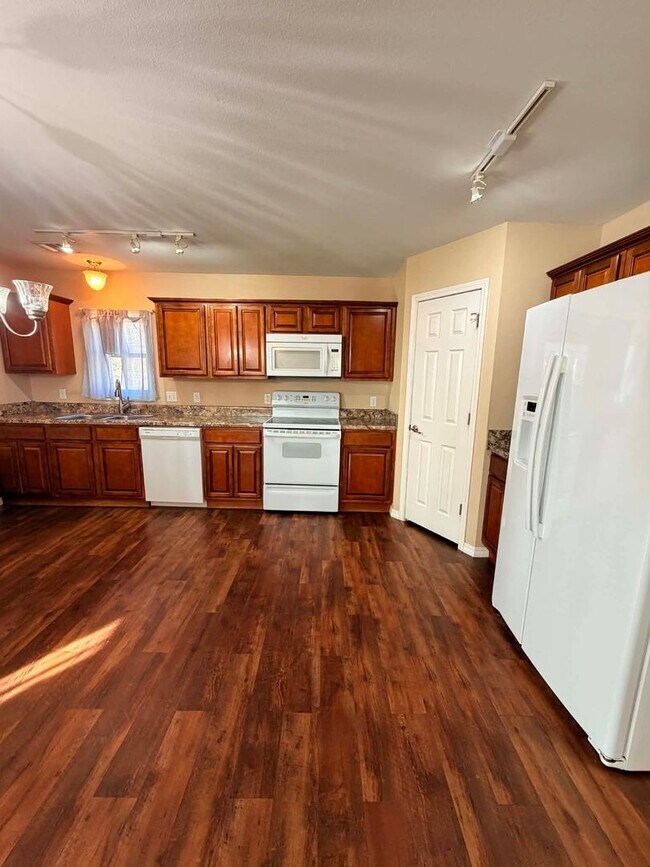 Foto del edificio - MOVE IN SPECIAL: HALF OFF FIRST MONTH RENT!! BEAUTIFUL 4 BEDROOMS/ 2.5 BATHROOMS ON 1 FULL ACRE I...