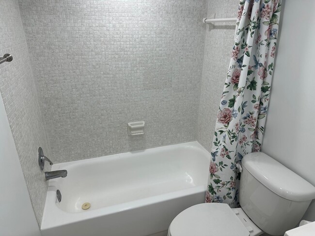 Baño completo - 8101 SW 72nd Ave