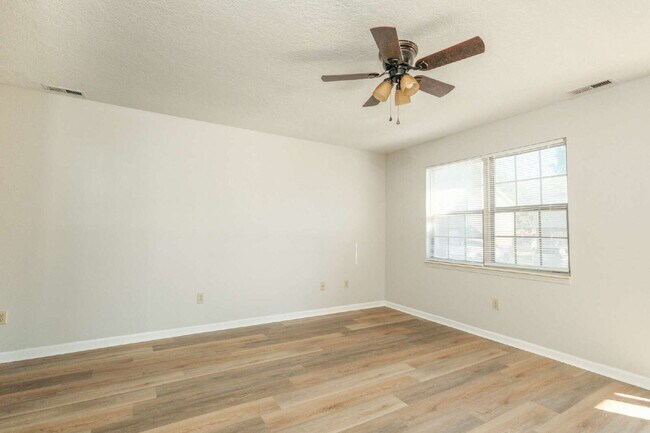 Building Photo - Beautifully Updated 2 Bedroom, 1 Bath Townhome – Bradley Hills Apartments (Unit C3)