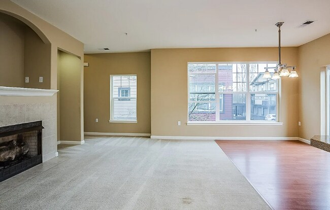 Building Photo - Charming 2-Bed Townhome in Sherwood with P...