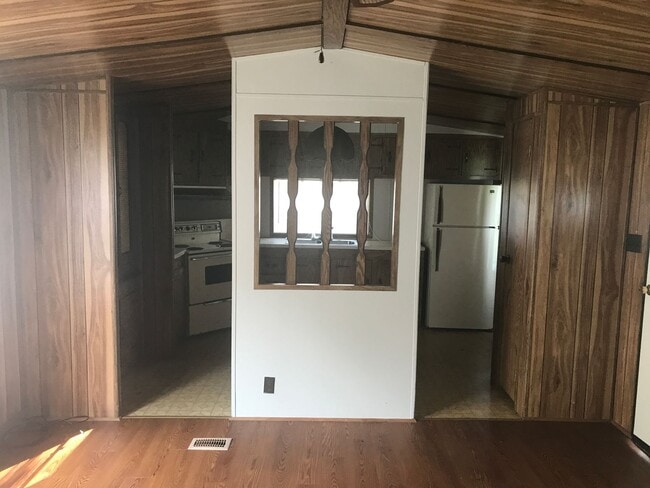 Building Photo - Come take a look at this 2 bedroom 1 bath ...