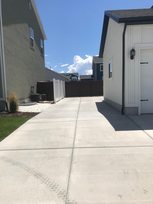 Building Photo - 326 E 210 N