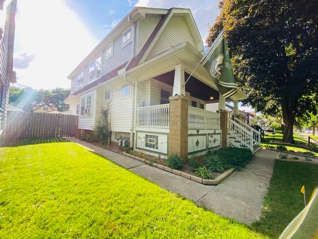 Building Photo - 625 S 60th St