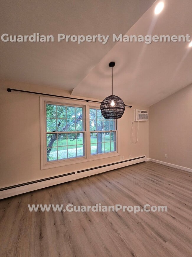 Foto del edificio - Available now! Hopkins condo with in-unit ...