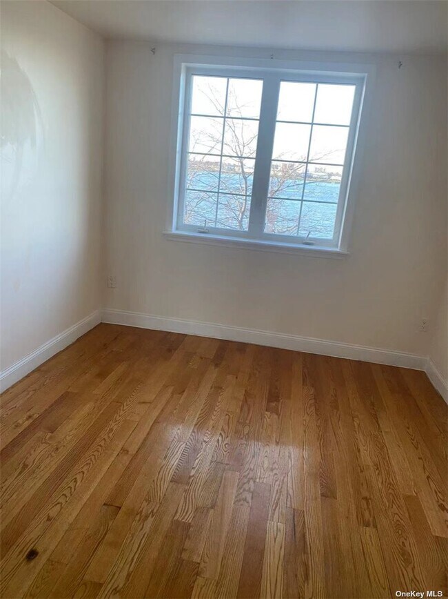 Foto del edificio - 120-45 Sunrise Ct