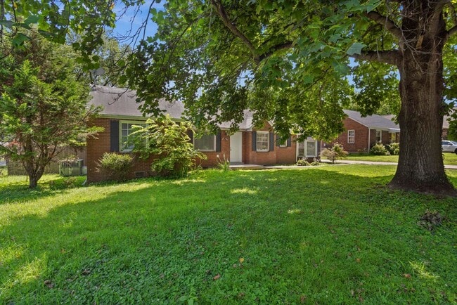 Building Photo - 1001 Horseshoe Dr