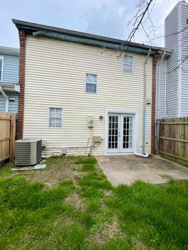 Building Photo - A MUST-SEE TWO BEDROOM 1.5 BATH TOWNHOME I...