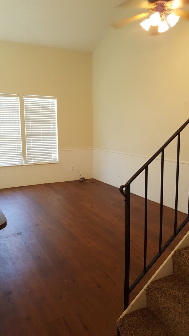 Foto del edificio - 1/2 OFF FIRST MONTHS RENT! Nice Town-home in Canyon 3 Bedrooms, 2 Bathrooms, 1 Car Garage, Ready ...