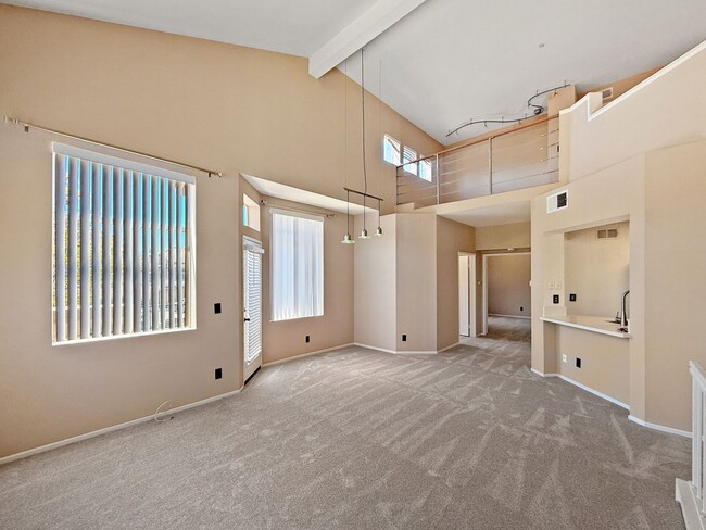 Foto del edificio - 2-Bedroom Townhome with Loft in Prime El C...