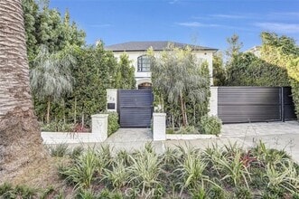Building Photo - 725 N Doheny Dr