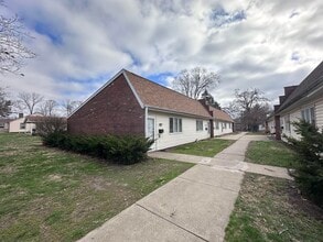 Building Photo - 1005 Oak St