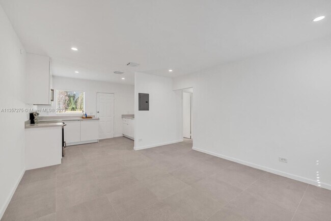 Foto del edificio - 545 NE 64th St