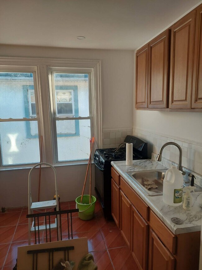 Foto del edificio - 376 E 45th St