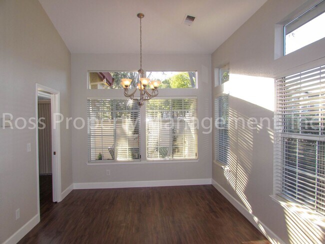 Foto del edificio - Immaculately Clean, rare single story on f...