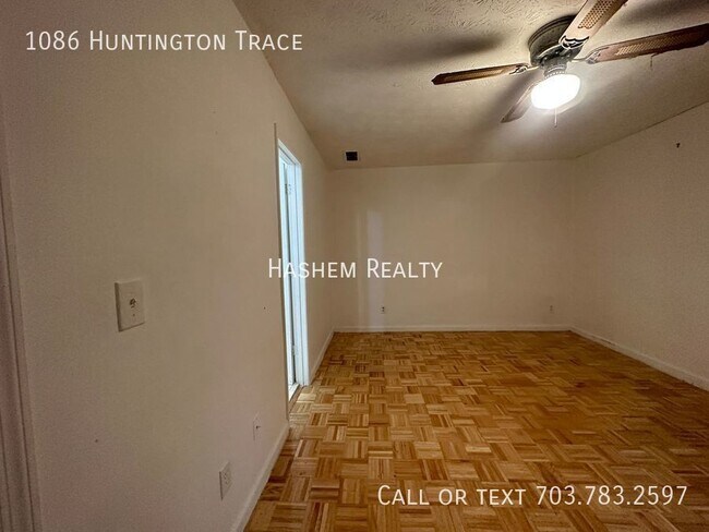 Foto del edificio - Spacious 4-Bedroom Gem: 1086 Huntington Tr...